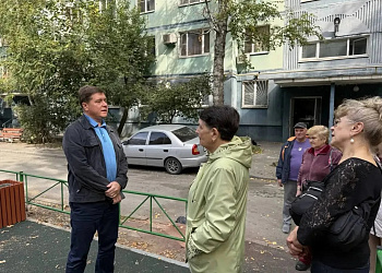 Дмитрий Бондарь обсудил с жителями Октябрьского района, как облагородить детскую площадку